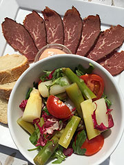 Spargelsalat mit Pastrami im Landgasthof Vogelsang (©Foto: Martin Schmitz)